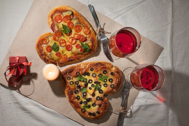 Cena romantica con pizza a forma di cuore e regali