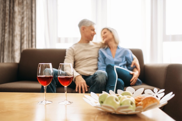 Cena romantica di coppia adulta amore a casa