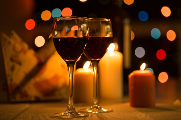 Cena romantica in ristorante con candele e vino