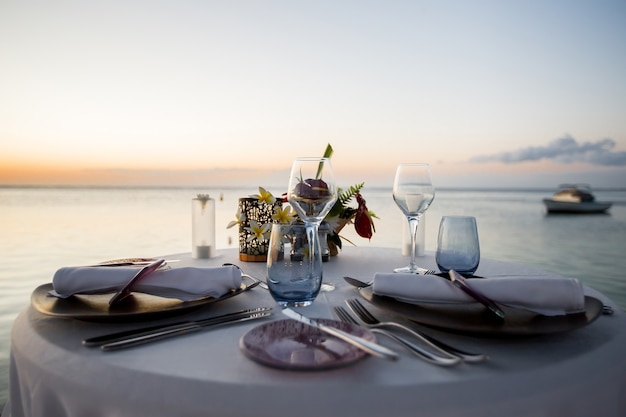 Cena romantica in spiaggia al tramonto