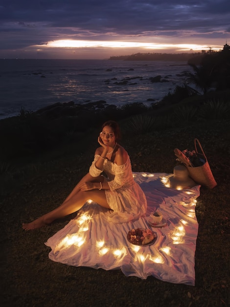 Cena romantica per due vicino al mare al tramonto