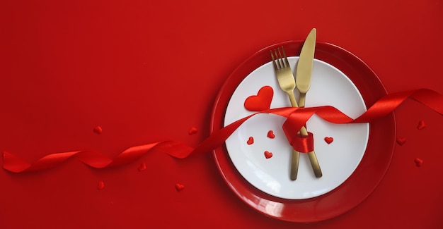 Cena romantica per San Valentino su sfondo rosso Messa a fuoco selettiva Vacanze