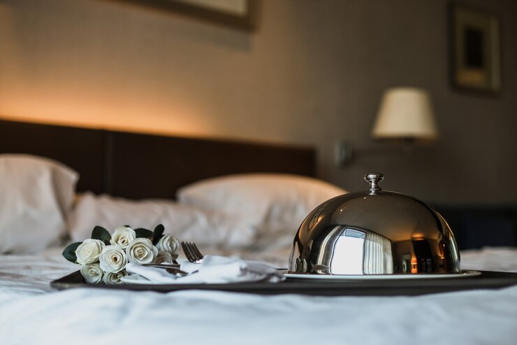 Foto cena romantica sul letto con secchiello di fiori
