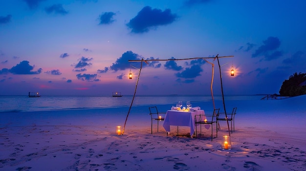 Cena romantica sulla spiaggia la sera.