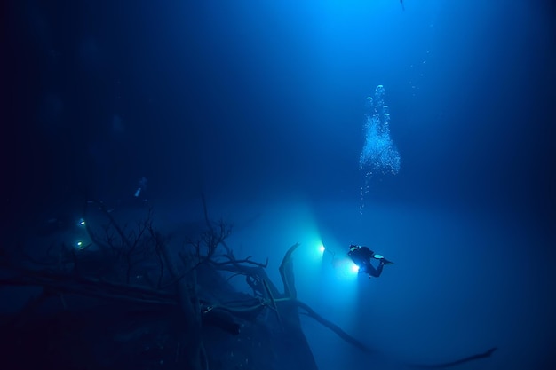 cenote angelita, messico, immersioni in grotta, avventura estrema sott'acqua, paesaggio sotto la nebbia d'acqua