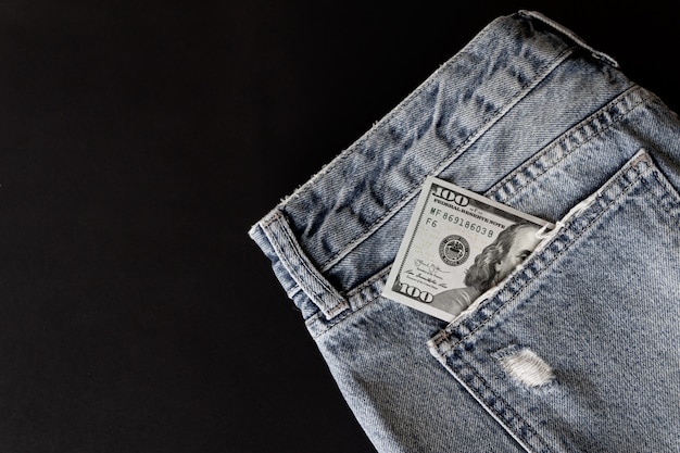 Cento dollari nella tasca dei jeans.