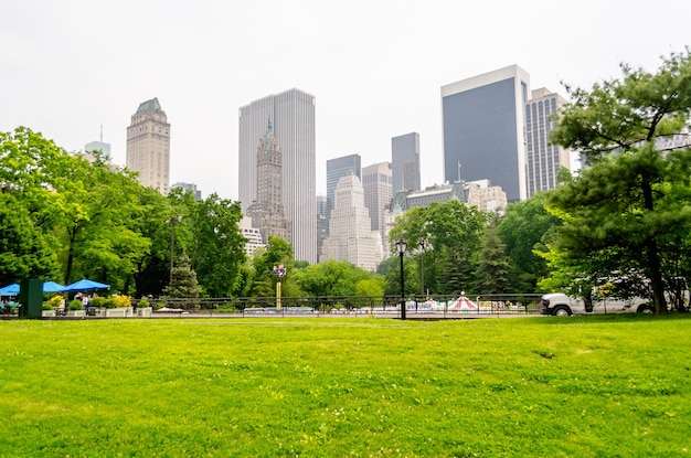 Central Park e un bel contrasto con grattacieli ed edifici Manhattan New York City USA