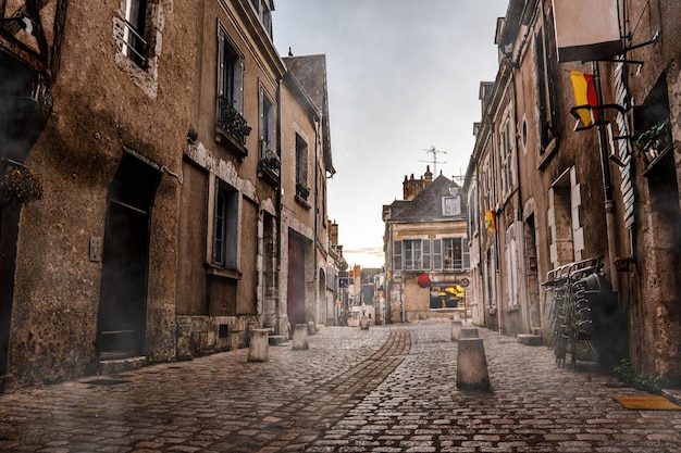 Central street a blois francia bella città mattutina con nebbia