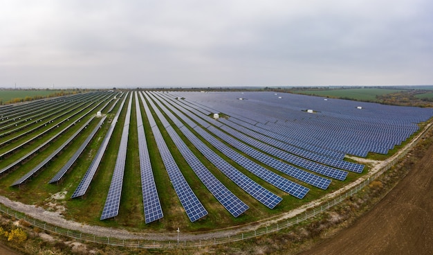 Centrale elettrica che utilizza energia solare rinnovabile. Ripresa aerea con drone