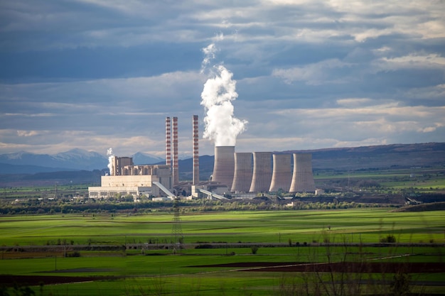 Centrale elettrica di Agios Dimitrios Kozani Macedonia Grecia Fabbrica di carbone Fumo dal camino