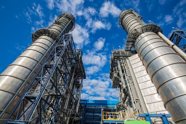 Centrale elettrica durante la ciminiera della sottostazione e la centrale elettrica bellissimo cielo blu colur