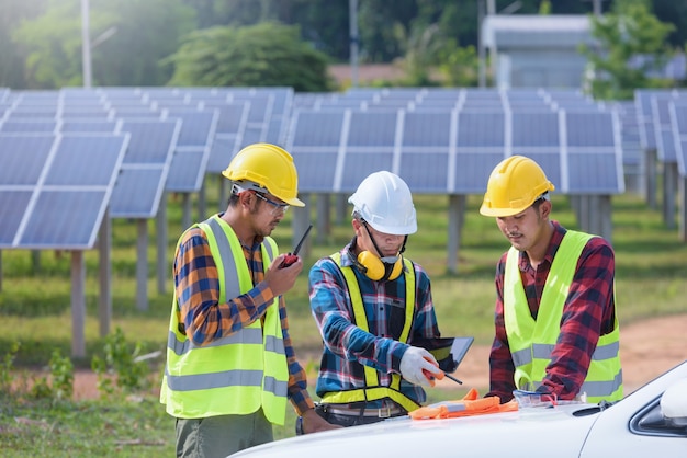 Centrale elettrica solare, pannelli solari con tecnico, produzione elettrica futura, ingegneri asiatici