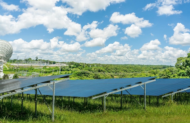 Centrale fotovoltaica o parco solare Impianto fotovoltaico Parco solare e campo verde Energia solare per il verde