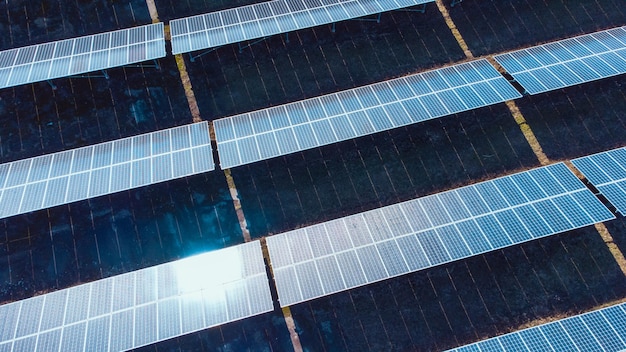Centrale fotovoltaica Pannello solare fotovoltaico fonte di energia elettrica alternativa concetto di risorse sostenibili