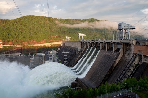 Centrale idroelettrica sul fiume tra le montagne Produzione di energia elettrica ecologia cambiamento climatico
