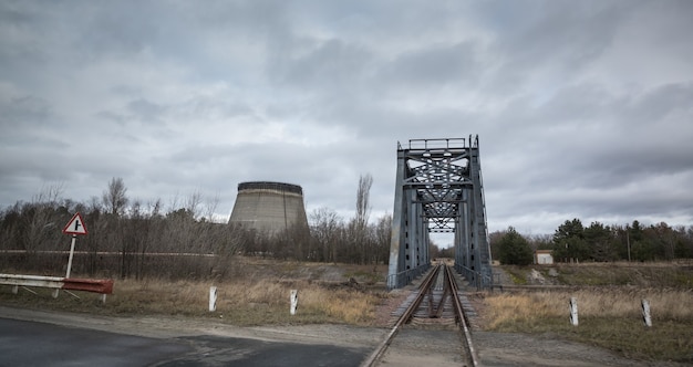 Centrale nucleare di Cernobyl. Torre di raffreddamento ad acqua. Torre di raffreddamento della centrale nucleare