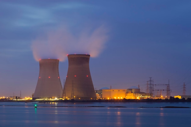 Centrale nucleare di notte