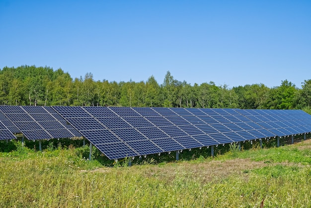 Centrale solare in pannelli fotovoltaici di giorno di estate per la produzione elettrica rinnovabile