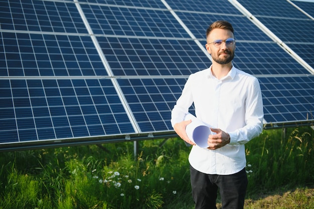 Centrale solare Ingegnere su uno sfondo di pannelli fotovoltaici Scienza energia solare