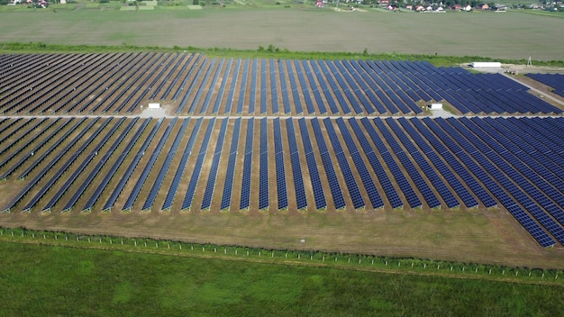 Centrale solare molti pannelli blu di una grande centrale solare aerea drone vista statio di energia solare