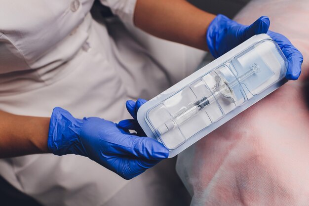 Centrifuga per laboratorio medico con provette con sangue.