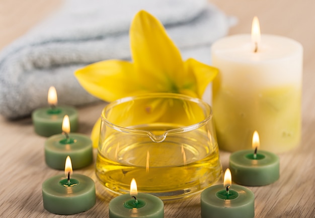 Centro benessere con olio alle erbe, candele spa e asciugamano