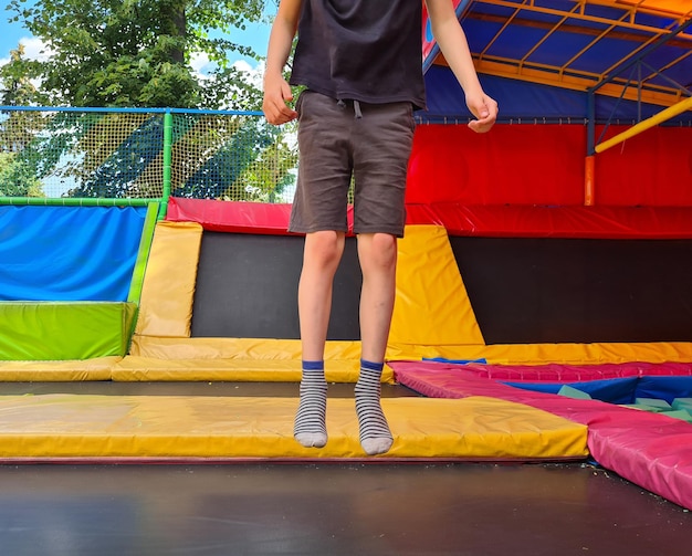 Centro del trampolino e piedi dei bambini sul trampolino