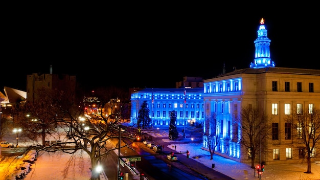 Centro di Denver a Natale. Edificio della città e della contea di Denver decorato con luci natalizie.