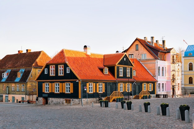 Centro di informazioni turistiche nella piazza centrale di Kuldiga a Kurzeme nella Lettonia occidentale. Si chiamava Goldingen.