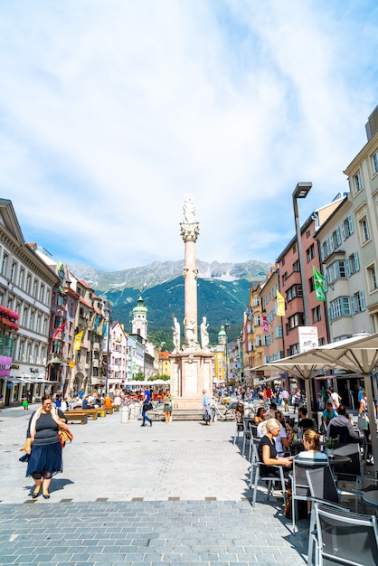 Centro di Innsbruck con molte persone e caffè all&#39;aperto a Innsbruck, Tirolo, Austria