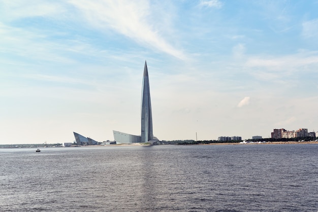 Centro di lakhta del grattacielo sulla costa del golfo di finlandia a stpetersburg