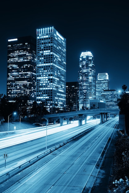 Centro di Los Angeles di notte con edifici urbani e sentiero di luce