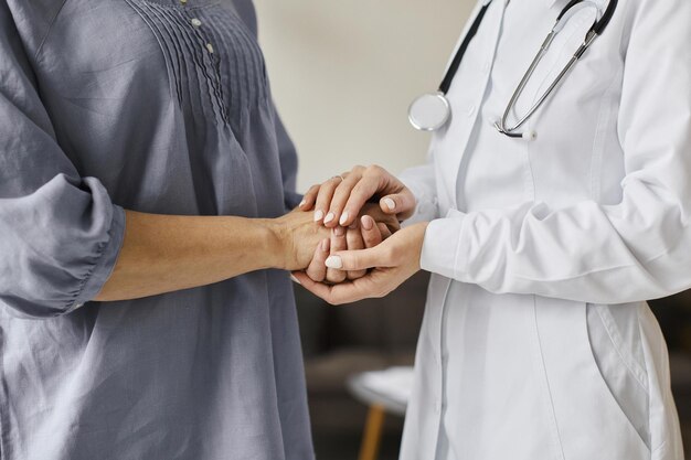 Centro di recupero Covid medico donna che tiene le mani del paziente anziano alta qualità bel concetto fotografico