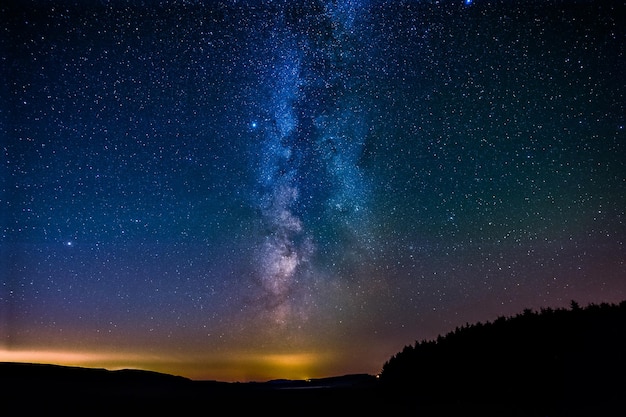 Centro galattico della via lattea con molti colori su un cielo stellato nello spazio profondo