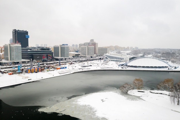 Centro innevato di Minsk dall'alto e il fiume Svisloch