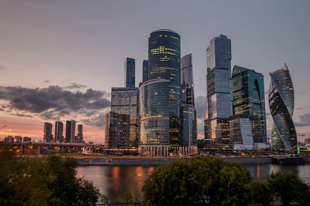 Centro internazionale di affari di Mosca (città) al tramonto. Architettura e punto di riferimento della Russia.