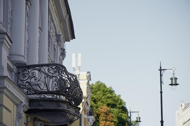 Centro storico Balcone in ferro battuto e una lampada retrò Il centro storico di una città europea