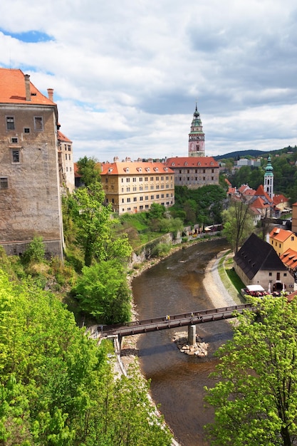 Centro storico con il castello di stato e l'ansa del fiume Moldava, Cesky Krumlov nella Repubblica Ceca.