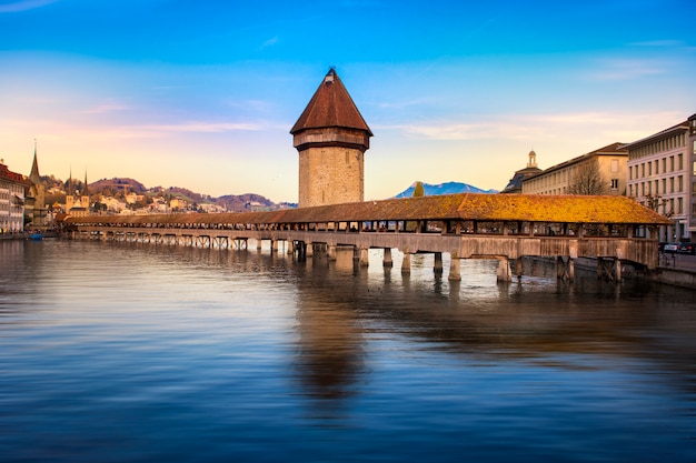 Centro storico con il famoso Ponte della Cappella e il Monte. Pilatus sullo sfondo