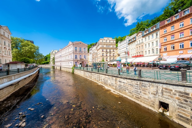 Centro storico con il fiume della città termale di Karlovy Vary