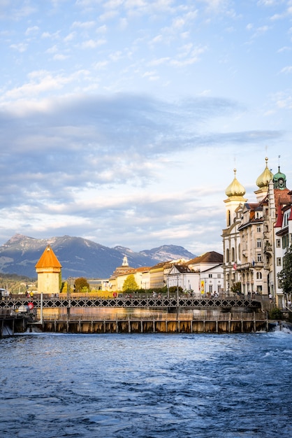 Centro storico della città di Lucerna con il famoso Ponte della Cappella in Svizzera.