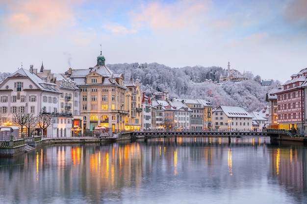 Centro storico della città di Lucerna con il Ponte della Cappella e il Lago dei Quattro Cantoni in Svizzera al tramonto