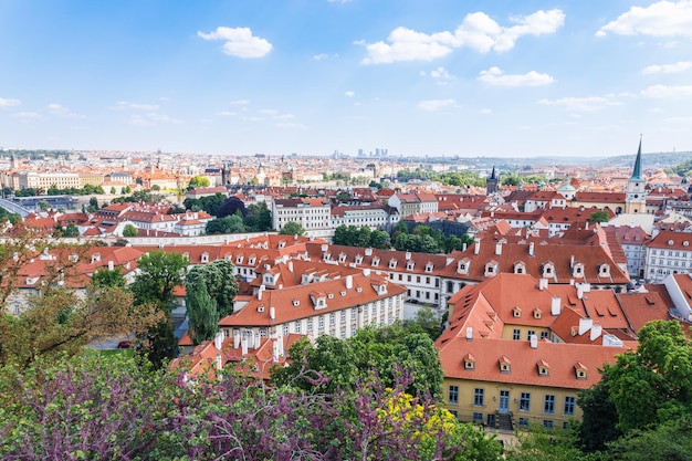 Centro storico della Città Vecchia di Praga con gli edifici del tetto di tegole rosse, Repubblica Ceca