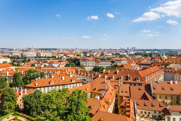 Centro storico della Città Vecchia di Praga con gli edifici del tetto di tegole rosse, Repubblica Ceca