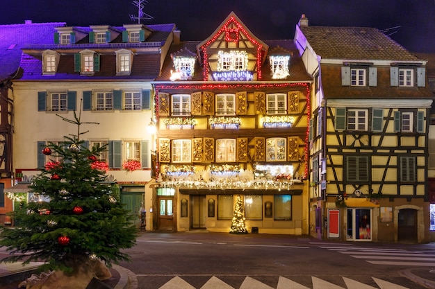 Centro storico di Colmar decorato e illuminato per Natale