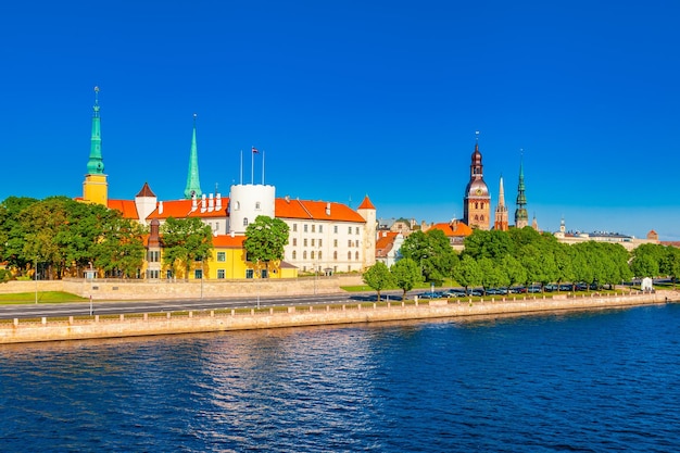 Centro storico di Riga e nel fiume Daugava Castello di Riga Cattedrale di Riga Chiesa di San Pietro Riga Lettonia