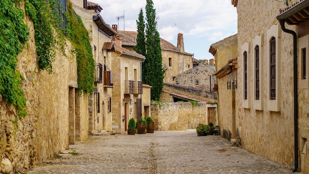 Centro storico medievale con case in pietra, porte e finestre antiche, strade acciottolate e atmosfera pittoresca. Pedraza, Segovia, Spagna, Europa.