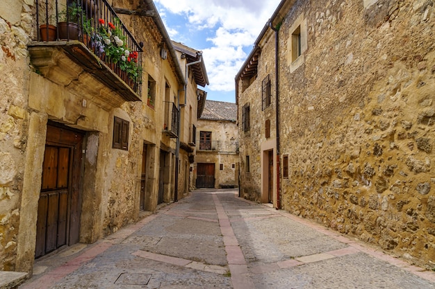 Centro storico medievale con case in pietra, porte e finestre antiche, strade acciottolate e atmosfera pittoresca. Pedraza, Segovia, Spagna, Europa.