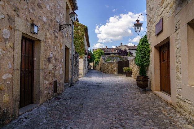 Centro storico medievale con case in pietra, porte e finestre antiche, strade acciottolate e atmosfera pittoresca. Pedraza, Segovia, Spagna, Europa.