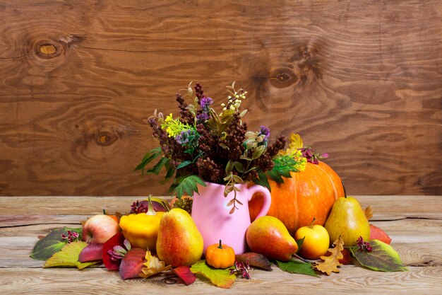 Centrotavola del Ringraziamento con fiori selvatici in vaso brocca rosa